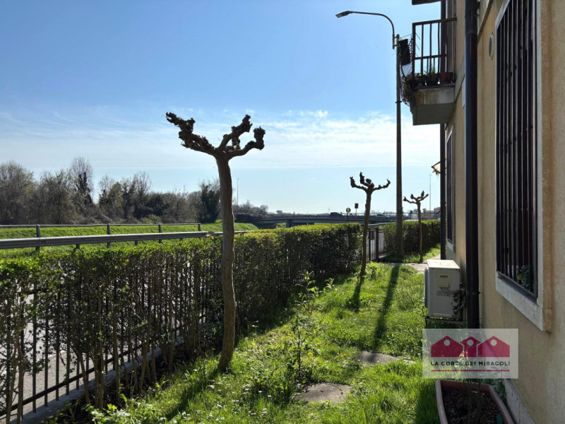 BORGO BERGA: PIANO PRIMO, INGRESSO, SOGGIORNO CON ANGOLO COTTURA, TRE CAMERE, UN BAGNO FINESTRATO...