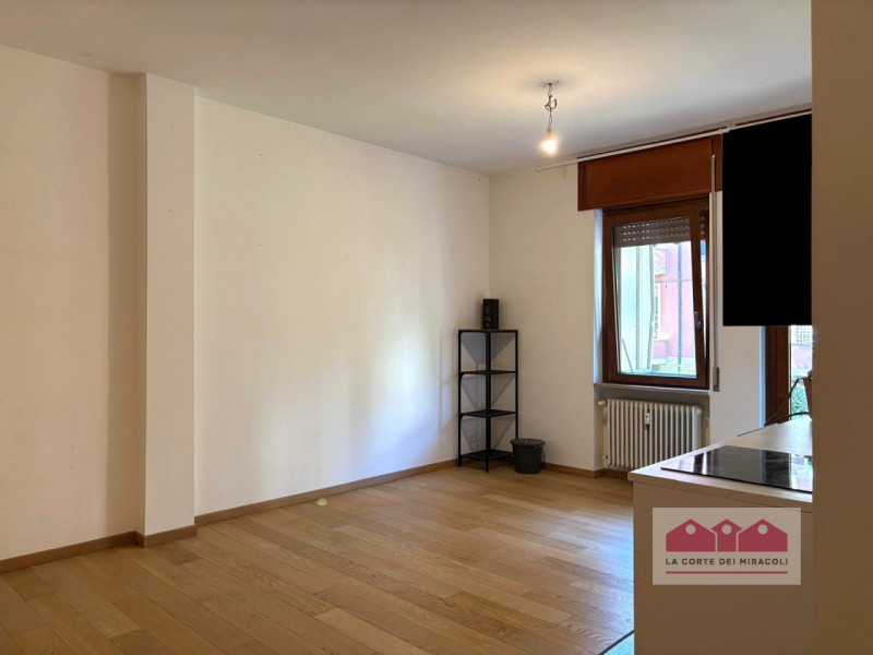 BORGO BERGA: PIANO PRIMO, INGRESSO, SOGGIORNO CON ANGOLO COTTURA, TRE CAMERE, UN BAGNO FINESTRATO...