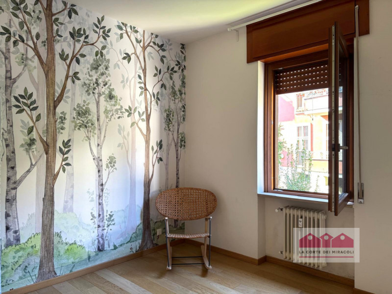 BORGO BERGA: PIANO PRIMO, INGRESSO, SOGGIORNO CON ANGOLO COTTURA, TRE CAMERE, UN BAGNO FINESTRATO...