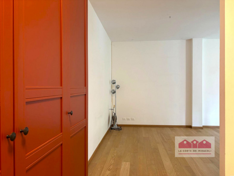 BORGO BERGA: PIANO PRIMO, INGRESSO, SOGGIORNO CON ANGOLO COTTURA, TRE CAMERE, UN BAGNO FINESTRATO...