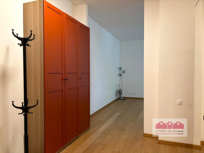 BORGO BERGA: PIANO PRIMO, INGRESSO, SOGGIORNO CON ANGOLO COTTURA, TRE CAMERE, UN BAGNO FINESTRATO...