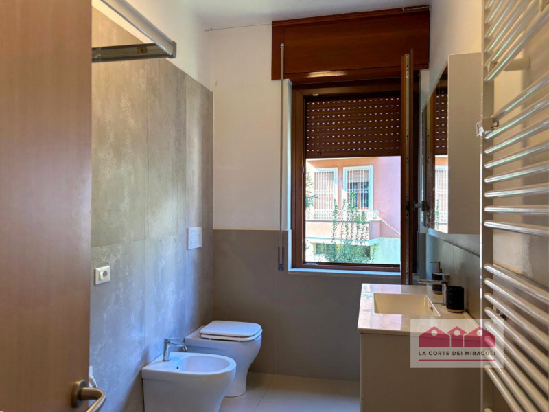 BORGO BERGA: PIANO PRIMO, INGRESSO, SOGGIORNO CON ANGOLO COTTURA, TRE CAMERE, UN BAGNO FINESTRATO...