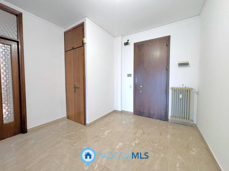 Immobile in esclusiva al Gruppo Padova MLS

In bella posizione residenziale, proponiamo appartame...