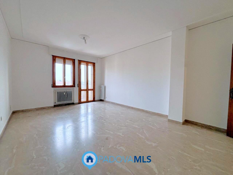 Immobile in esclusiva al Gruppo Padova MLS

In bella posizione residenziale, proponiamo appartame...