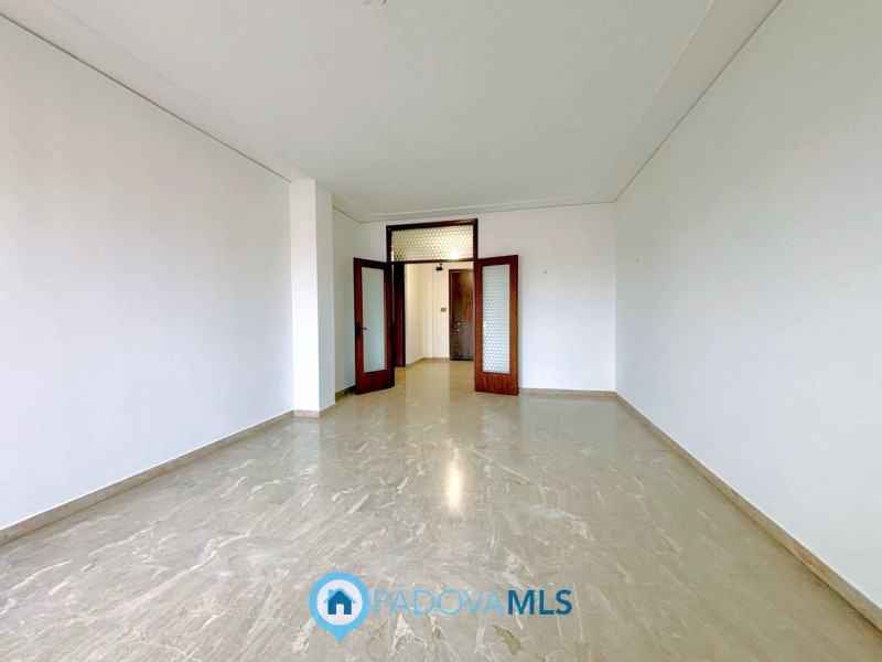 Immobile in esclusiva al Gruppo Padova MLS

In bella posizione residenziale, proponiamo appartame...