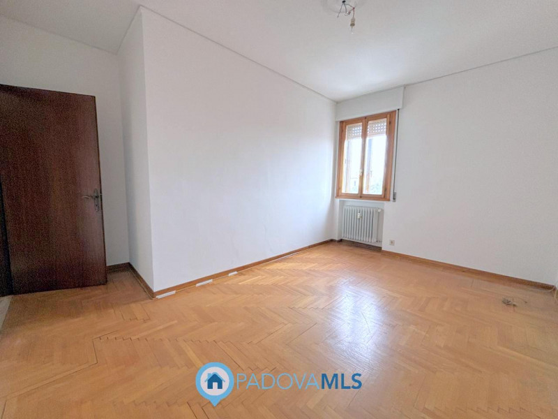 Immobile in esclusiva al Gruppo Padova MLS

In bella posizione residenziale, proponiamo appartame...