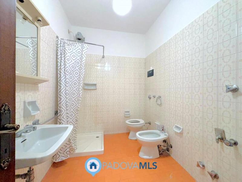 Immobile in esclusiva al Gruppo Padova MLS

In bella posizione residenziale, proponiamo appartame...