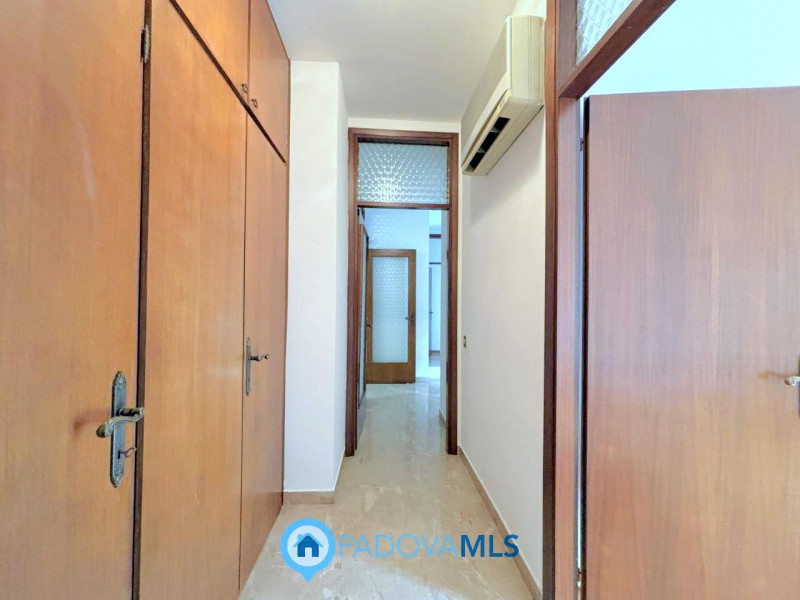 Immobile in esclusiva al Gruppo Padova MLS

In bella posizione residenziale, proponiamo appartame...