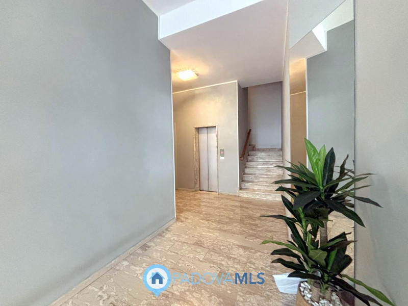 Immobile in esclusiva al Gruppo Padova MLS

In bella posizione residenziale, proponiamo appartame...