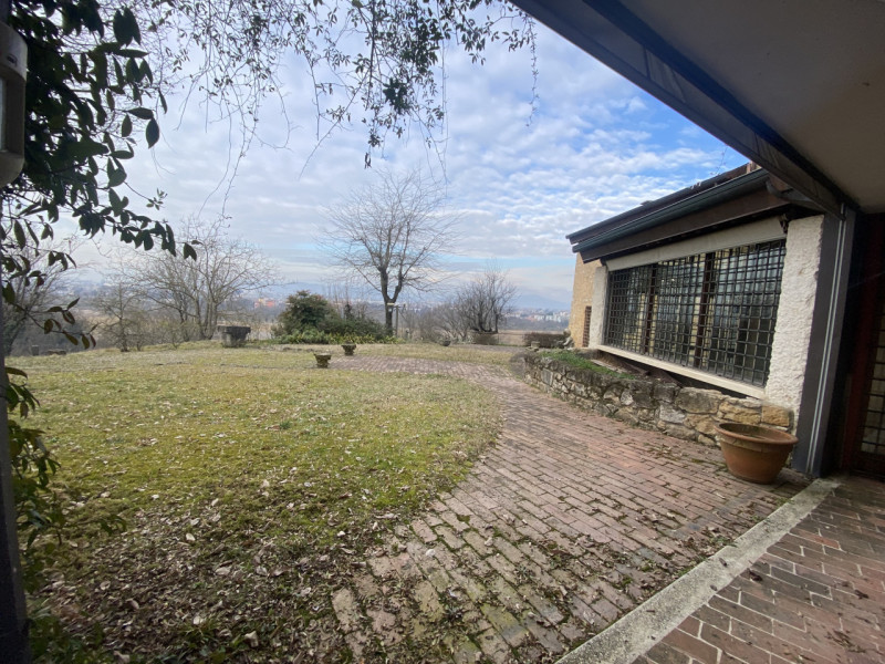 Villa singola Parco 6000mq Fotovoltaico e accumulo, Tetto nuovo , vista straordinaria sulla città...