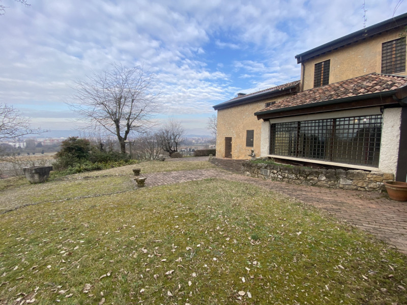 Villa singola Parco 6000mq Fotovoltaico e accumulo, Tetto nuovo , vista straordinaria sulla città...