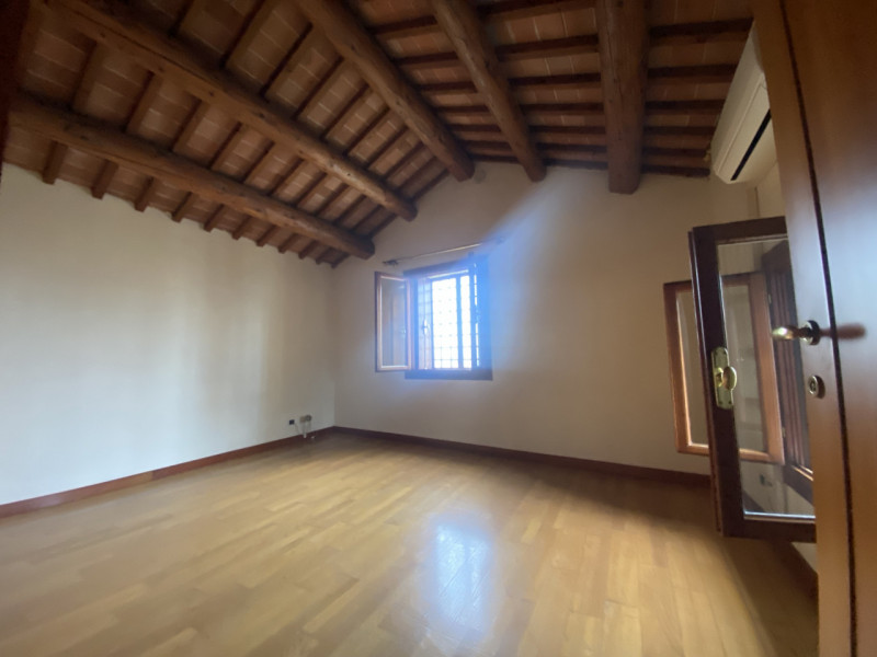 Villa singola Parco 6000mq Fotovoltaico e accumulo, Tetto nuovo , vista straordinaria sulla città...