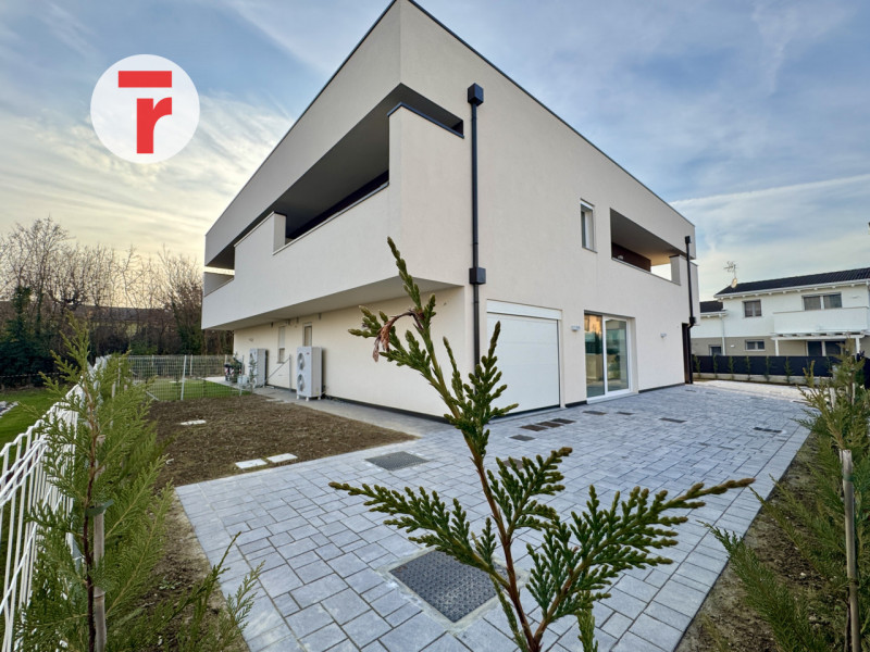 SELVAZZANO DENTRO - Su zona verdeggiante e a due passi da tutti i servizi ed alle tangenziali

Di...