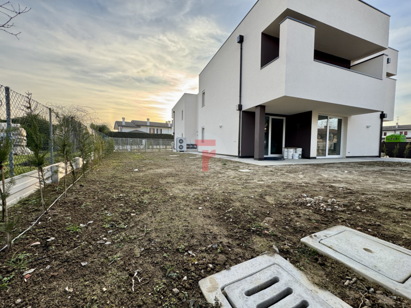 SELVAZZANO DENTRO - Su zona verdeggiante e a due passi da tutti i servizi ed alle tangenziali

Di...