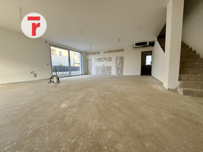 SELVAZZANO DENTRO - Su zona verdeggiante e a due passi da tutti i servizi ed alle tangenziali

Di...