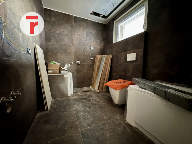 SELVAZZANO DENTRO - Su zona verdeggiante e a due passi da tutti i servizi ed alle tangenziali

Di...