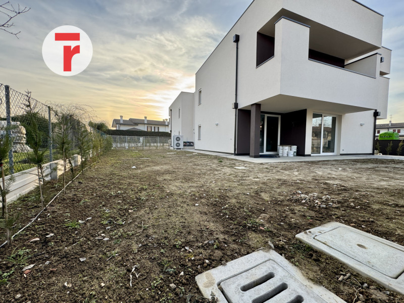 SELVAZZANO DENTRO - Su zona verdeggiante e a due passi da tutti i servizi ed alle tangenziali

Di...