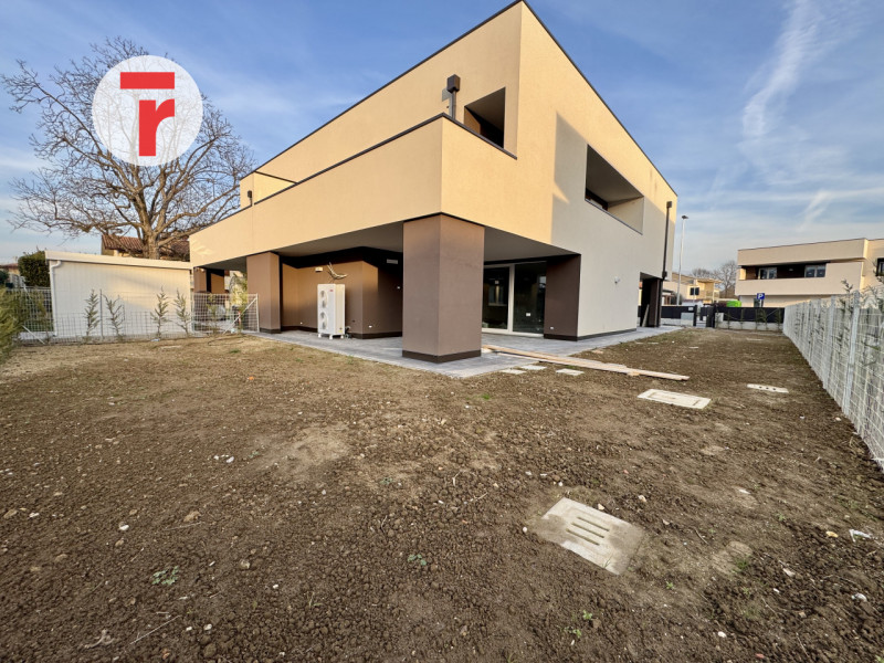 SELVAZZANO DENTRO - Su zona verdeggiante e a due passi da tutti i servizi ed alle tangenziali

Di...