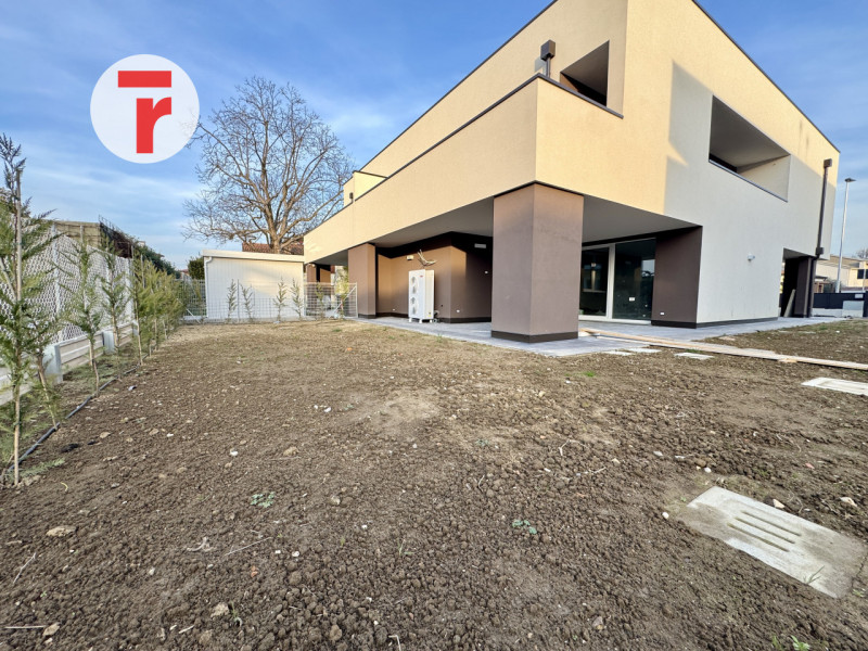 SELVAZZANO DENTRO - Su zona verdeggiante e a due passi da tutti i servizi ed alle tangenziali

Di...