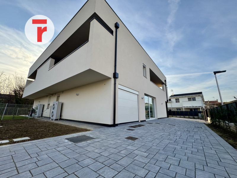 SELVAZZANO DENTRO - Su zona verdeggiante e a due passi da tutti i servizi ed alle tangenziali

Di...