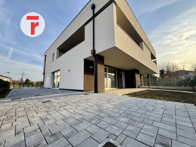 SELVAZZANO DENTRO - Su zona verdeggiante e a due passi da tutti i servizi ed alle tangenziali

Di...