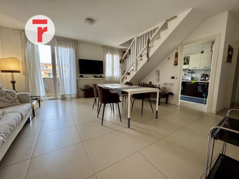 VIGONZA - Loc.Peraga - Su condominio edificato nel 2010. Primo ed ultimo piano su due livelli int...