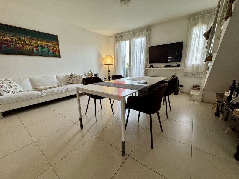 VIGONZA - Loc.Peraga - Su condominio edificato nel 2010. Primo ed ultimo piano su due livelli int...