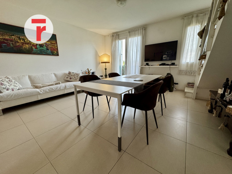 VIGONZA - Loc.Peraga - Su condominio edificato nel 2010. Primo ed ultimo piano su due livelli int...