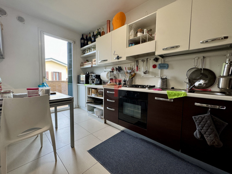 VIGONZA - Loc.Peraga - Su condominio edificato nel 2010. Primo ed ultimo piano su due livelli int...