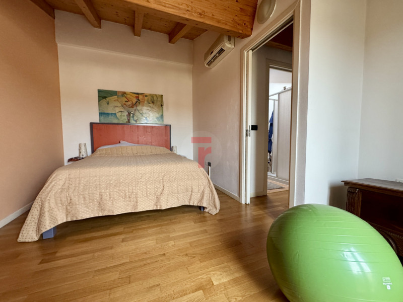 VIGONZA - Loc.Peraga - Su condominio edificato nel 2010. Primo ed ultimo piano su due livelli int...