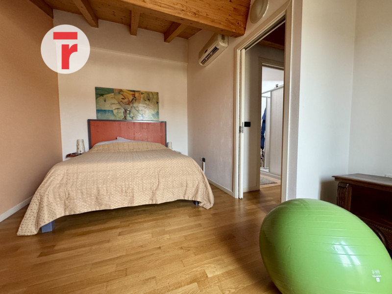 VIGONZA - Loc.Peraga - Su condominio edificato nel 2010. Primo ed ultimo piano su due livelli int...