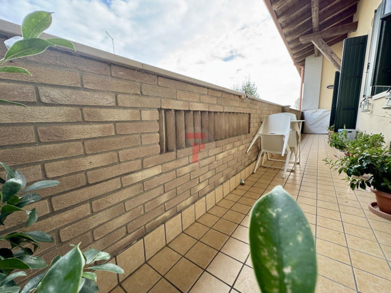 VIGONZA - Loc.Peraga - Su condominio edificato nel 2010. Primo ed ultimo piano su due livelli int...