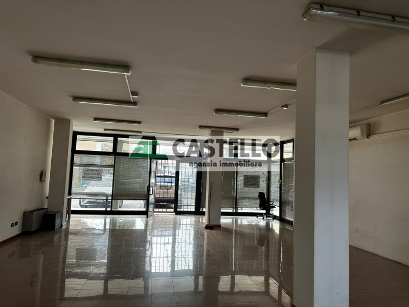 Limena Negozio al piano terra di circa 108mq, dotato di riscaldamento e raffrescamento autonomi, ...