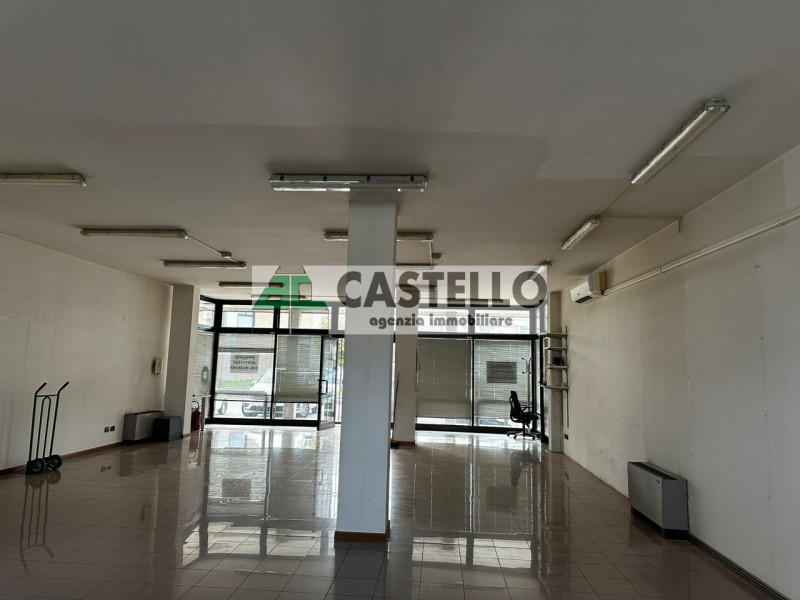 Limena Negozio al piano terra di circa 108mq, dotato di riscaldamento e raffrescamento autonomi, ...