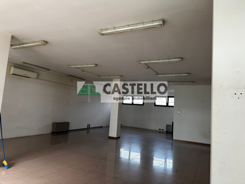 Limena Negozio al piano terra di circa 108mq, dotato di riscaldamento e raffrescamento autonomi, ...