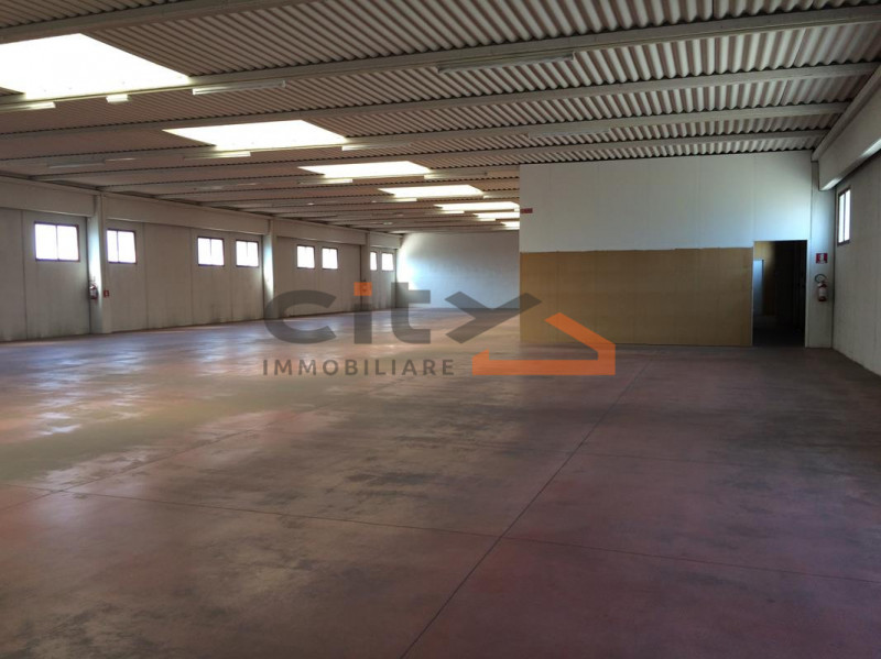 Proponiamo in affitto un capannone nel comune di Cassola, ideale per attività commerciali o di ma...