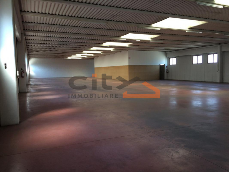 Proponiamo in affitto un capannone nel comune di Cassola, ideale per attività commerciali o di ma...