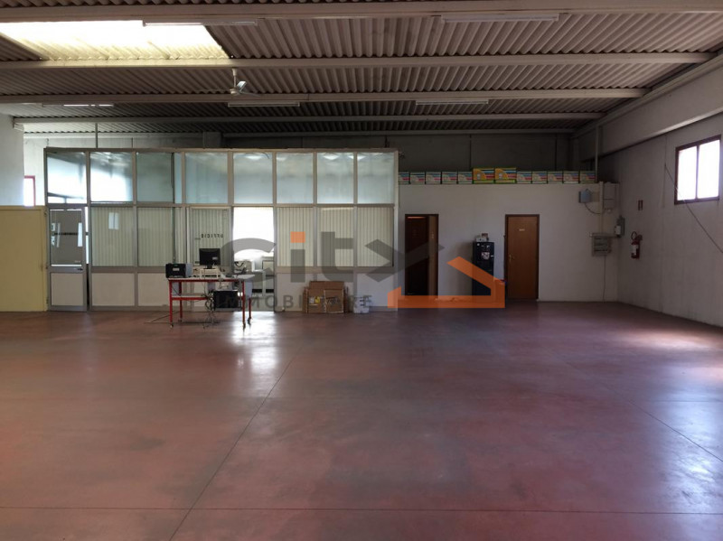 Proponiamo in affitto un capannone nel comune di Cassola, ideale per attività commerciali o di ma...