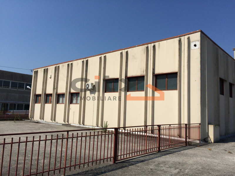 Proponiamo in affitto un capannone nel comune di Cassola, ideale per attività commerciali o di ma...