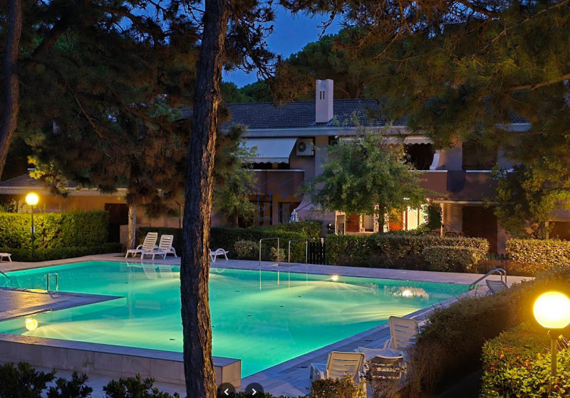 BIBIONE - (VE)
Scopri questo bilocale al piano terra in vendita a Bibione, situato in un residenc...