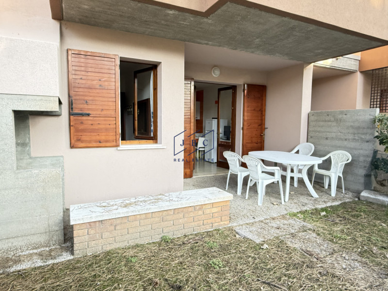 BIBIONE - (VE)
Scopri questo bilocale al piano terra in vendita a Bibione, situato in un residenc...