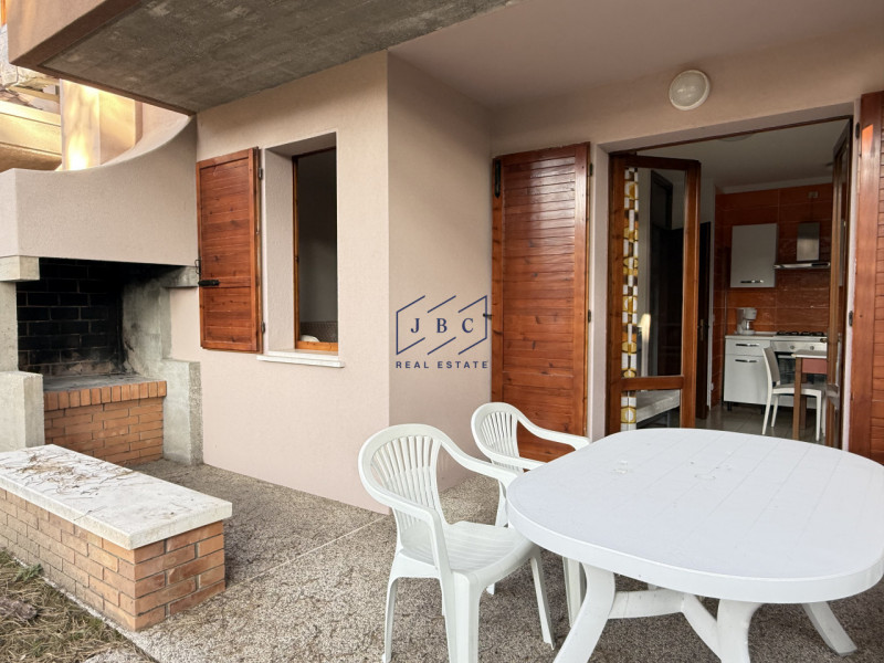 BIBIONE - (VE)
Scopri questo bilocale al piano terra in vendita a Bibione, situato in un residenc...