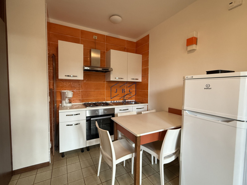 BIBIONE - (VE)
Scopri questo bilocale al piano terra in vendita a Bibione, situato in un residenc...