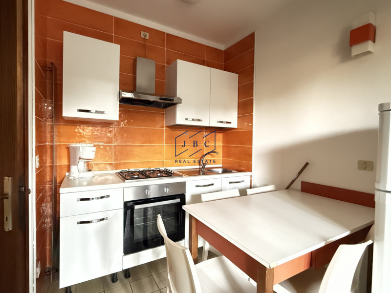 BIBIONE - (VE)
Scopri questo bilocale al piano terra in vendita a Bibione, situato in un residenc...