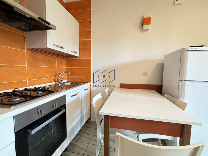 BIBIONE - (VE)
Scopri questo bilocale al piano terra in vendita a Bibione, situato in un residenc...