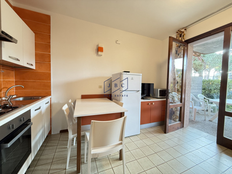 BIBIONE - (VE)
Scopri questo bilocale al piano terra in vendita a Bibione, situato in un residenc...