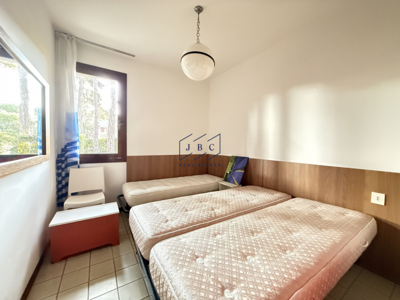 BIBIONE - (VE)
Scopri questo bilocale al piano terra in vendita a Bibione, situato in un residenc...