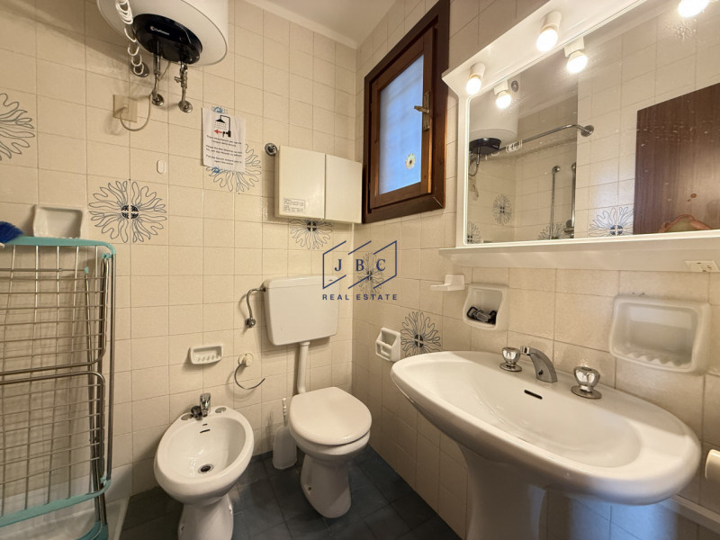 BIBIONE - (VE)
Scopri questo bilocale al piano terra in vendita a Bibione, situato in un residenc...