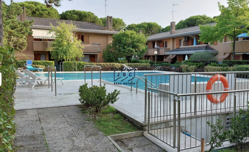 BIBIONE - (VE)
Scopri questo bilocale al piano terra in vendita a Bibione, situato in un residenc...
