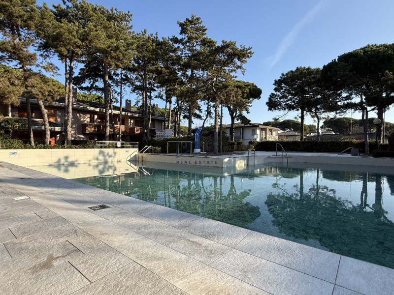 BIBIONE - (VE)
Scopri questo bilocale al piano terra in vendita a Bibione, situato in un residenc...